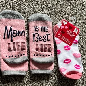 BNWT/NEW condition Valentine’s Day lip graphic & ‘Mom Life’ gripper socks set!